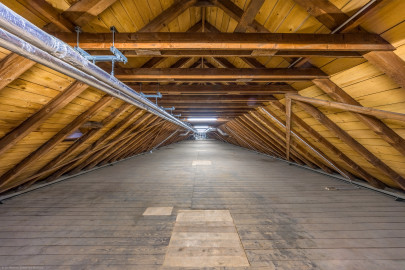 Schloss und Schlossgarten Schwetzingen - Schloss - Küchenflügel / Küchenbau - Längsbau - Von innen - Dachstuhl - Von Osten - Blick vom östlichen Ende des Dachstuhls nach Westen (Küchenflügel: L-förmig, Länge x Breite Längsbau ca. 75 x 13 Meter, Querbau ca. 25 x 11 Meter; Architekt: Nicolas de Pigage (1723-1796); Fertigstellung: 1761, letzte Renovierung: 2009-2012) (aufgenommen im September 2024, am Nachmittag) Schloss und Schlossgarten Schwetzingen - Schloss - Küchenflügel / Küchenbau - Längsbau - Von innen - Dachstuhl - Von Osten - Blick vom östlichen Ende des Dachstuhls nach Westen (Küchenflügel: L-förmig, Länge x Breite Längsbau ca. 75 x 13 Meter, Querbau ca. 25 x 11 Meter; Architekt: Nicolas de Pigage (1723-1796); Fertigstellung: 1761, letzte Renovierung: 2009-2012) (aufgenommen im September 2024, am Nachmittag)