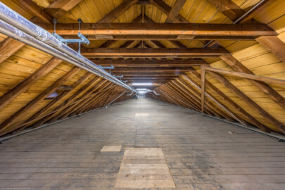 Schloss und Schlossgarten Schwetzingen - Schloss - Küchenflügel / Küchenbau - Längsbau - Von innen - Dachstuhl - Von Osten - Blick vom östlichen Ende des Dachstuhls nach Westen (Küchenflügel: L-förmig, Länge x Breite Längsbau ca. 75 x 13 Meter, Querbau ca. 25 x 11 Meter; Architekt: Nicolas de Pigage (1723-1796); Fertigstellung: 1761, letzte Renovierung: 2009-2012) (aufgenommen im September 2024, am Nachmittag) Schloss und Schlossgarten Schwetzingen - Schloss - Küchenflügel / Küchenbau - Längsbau - Von innen - Dachstuhl - Von Osten - Blick vom östlichen Ende des Dachstuhls nach Westen (Küchenflügel: L-förmig, Länge x Breite Längsbau ca. 75 x 13 Meter, Querbau ca. 25 x 11 Meter; Architekt: Nicolas de Pigage (1723-1796); Fertigstellung: 1761, letzte Renovierung: 2009-2012) (aufgenommen im September 2024, am Nachmittag)