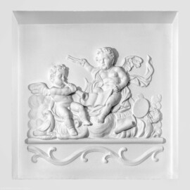 Schloss und Schlossgarten Schwetzingen - Schloss - Küchenflügel / Küchenbau -  Längsbau - Von innen - Erdgeschoss - Gang - Westseite - 1. Stuckrelief von Osten - Von Norden - Blick auf ein Stuckrelief im vertieften Wandfeld mit zwei musizierenden Putti (Bildhauer/Stuckateur und Datierung unbekannt) (Küchenflügel: L-förmig, Länge x Breite Längsbau ca. 75 x 13 Meter, Querbau ca. 25 x 11 Meter; Architekt: Nicolas de Pigage (1723-1796); Fertigstellung: 1761, letzte Renovierung: 2009-2012) (aufgenommen im September 2024, um die Mittagszeit)