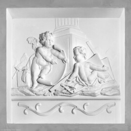 Schloss und Schlossgarten Schwetzingen - Schloss - Küchenflügel / Küchenbau -  Längsbau - Von innen - Erdgeschoss - Gang - Westseite - 2. Stuckrelief von Osten / Eingang Hörsaal 2 - Von Norden - Blick auf ein Stuckrelief im vertieften Wandfeld mit zwei Putti, Bauwerkzeugen und Plänen (Bildhauer/Stuckateur und Datierung unbekannt) (Küchenflügel: L-förmig, Länge x Breite Längsbau ca. 75 x 13 Meter, Querbau ca. 25 x 11 Meter; Architekt: Nicolas de Pigage (1723-1796); Fertigstellung: 1761, letzte Renovierung: 2009-2012) (aufgenommen im September 2024, um die Mittagszeit)