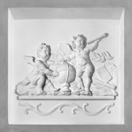 Schloss und Schlossgarten Schwetzingen - Schloss - Küchenflügel / Küchenbau -  Längsbau - Von innen - Erdgeschoss - Gang - Westseite - 3. Stuckrelief von Osten / Eingang Hörsaal 1 - Von Norden - Blick auf ein Stuckrelief im vertieften Wandfeld mit zwei Putti, Globus und Fernrohren (Bildhauer/Stuckateur und Datierung unbekannt) (Küchenflügel: L-förmig, Länge x Breite Längsbau ca. 75 x 13 Meter, Querbau ca. 25 x 11 Meter; Architekt: Nicolas de Pigage (1723-1796); Fertigstellung: 1761, letzte Renovierung: 2009-2012) (aufgenommen im September 2024, am frühen Nachmittag)