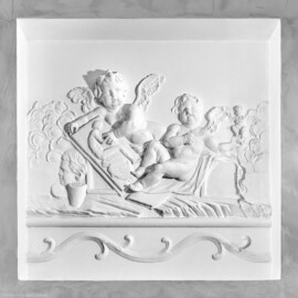 Schloss und Schlossgarten Schwetzingen - Schloss - Küchenflügel / Küchenbau -  Längsbau - Von innen - Erdgeschoss - Gang - Ostseite - 1. Stuckrelief von Westen / Eingang Hörsaal 3 - Von Norden - Blick auf ein Stuckrelief im vertieften Wandfeld mit zwei Putti (Bildhauer/Stuckateur und Datierung unbekannt) (Küchenflügel: L-förmig, Länge x Breite Längsbau ca. 75 x 13 Meter, Querbau ca. 25 x 11 Meter; Architekt: Nicolas de Pigage (1723-1796); Fertigstellung: 1761, letzte Renovierung: 2009-2012) (aufgenommen im September 2024, am frühen Nachmittag)