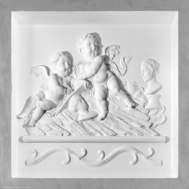Schloss und Schlossgarten Schwetzingen - Schloss - Küchenflügel / Küchenbau -  Längsbau - Von innen - Erdgeschoss - Gang - Ostseite - 2. Stuckrelief von Westen / Eingang Hörsaal 4 - Von Norden - Blick auf ein Stuckrelief im vertieften Wandfeld mit zwei Putti beim Zeichnen (Bildhauer/Stuckateur und Datierung unbekannt) (Küchenflügel: L-förmig, Länge x Breite Längsbau ca. 75 x 13 Meter, Querbau ca. 25 x 11 Meter; Architekt: Nicolas de Pigage (1723-1796); Fertigstellung: 1761, letzte Renovierung: 2009-2012) (aufgenommen im September 2024, am frühen Nachmittag)