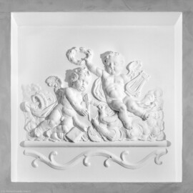 Schloss und Schlossgarten Schwetzingen - Schloss - Küchenflügel / Küchenbau -  Längsbau - Von innen - Erdgeschoss - Gang - Ostseite - 3. Stuckrelief von Westen / Eingang Hörsaal 5 - Von Norden - Blick auf das Stuckrelief "Allegorie der Dichtkunst" im vertieften Wandfeld mit zwei Putti beim Schreiben und Musizieren (Bildhauer/Stuckateur: Hans Volker Dursy (1925-1991), Datierung: 1968; Darstellung in Anlehnung an eine Vase von Francesco Carabelli (1737-1798) beim Arionbrunnen) (Küchenflügel: L-förmig, Länge x Breite Längsbau ca. 75 x 13 Meter, Querbau ca. 25 x 11 Meter; Architekt: Nicolas de Pigage (1723-1796); Fertigstellung: 1761, letzte Renovierung: 2009-2012) (aufgenommen im September 2024, am frühen Nachmittag)