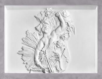 Schloss und Schlossgarten Schwetzingen - Schloss - Küchenflügel / Küchenbau -  Längsbau - Von innen - Erdgeschoss - Gang - Ostseite - 4. Stuckrelief von Westen / Eingang Hörsaal 6 - Von Norden - Blick auf ein Stuckrelief im vertieften Wandfeld mit einem Putto (Bildhauer/Stuckateur und Datierung unbekannt) (Küchenflügel: L-förmig, Länge x Breite Längsbau ca. 75 x 13 Meter, Querbau ca. 25 x 11 Meter; Architekt: Nicolas de Pigage (1723-1796); Fertigstellung: 1761, letzte Renovierung: 2009-2012) (aufgenommen im September 2024, am Nachmittag)