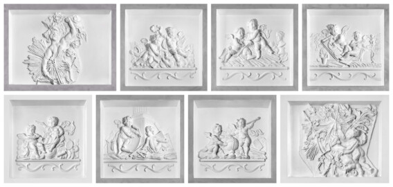 Schloss und Schlossgarten Schwetzingen - Schloss - Küchenflügel / Küchenbau -  Längsbau - Von innen - Erdgeschoss - Gang - Ost- und Westseite - 4. bis 1. Stuckrelief der Ostseite, von Westen aus gezählt (oben) und 1. bis 4. Stuckrelief der Westseite, von Osten aus gezählt (unten) - Blick auf alle acht Stuckreliefs in den vertieften Wandfeldern mit je einem Putto oder zwei Putti (Bildhauer/Stuckateur und Datierung unbekannt; Ausnahme oben zweites Stuckrelief von links: "Allegorie der Dichtkunst", Bildhauer/Stuckateur Hans Volker Dursy (1925-1991), Datierung: 1968, Darstellung in Anlehnung an eine Vase von Francesco Carabelli (1737-1798) beim Arionbrunnen) (Küchenflügel: L-förmig, Länge x Breite Längsbau ca. 75 x 13 Meter, Querbau ca. 25 x 11 Meter; Architekt: Nicolas de Pigage (1723-1796); Fertigstellung: 1761, letzte Renovierung: 2009-2012) (aufgenommen im September 2024)