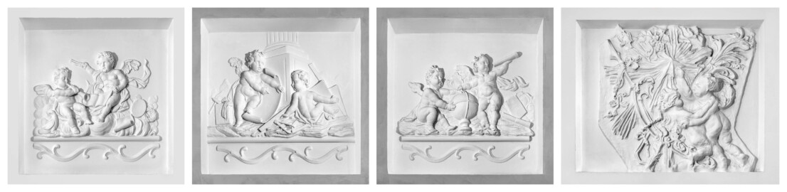 Schloss und Schlossgarten Schwetzingen - Schloss - Küchenflügel / Küchenbau -  Längsbau - Von innen - Erdgeschoss - Gang - Westseite - 1. bis 4. Stuckrelief, von Osten aus gezählt - Blick auf die vier Stuckreliefs in den vertieften Wandfeldern mit je zwei Putti (Bildhauer/Stuckateur und Datierung unbekannt) (Küchenflügel: L-förmig, Länge x Breite Längsbau ca. 75 x 13 Meter, Querbau ca. 25 x 11 Meter; Architekt: Nicolas de Pigage (1723-1796); Fertigstellung: 1761, letzte Renovierung: 2009-2012) (aufgenommen im September 2024)