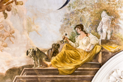 Schloss und Schlossgarten Schwetzingen - Garten - Gesandtenhaus (ehemaliges Prinzenhaus) / Amtsgericht - Von Innen - 1. Obergeschoss - Großer Sitzungssaal - Blick auf Figuren des neuzeitlichen Deckengemäldes (Gemälde: eine allegorische Darstellung des Friedens; Maler: Carolus Vocke (1899-1979); Datierung: nach 1945) (aufgenommen im Oktober 2024, am Nachmittag) Schloss und Schlossgarten Schwetzingen - Garten - Gesandtenhaus (ehemaliges Prinzenhaus) / Amtsgericht - Von Innen - 1. Obergeschoss - Großer Sitzungssaal - Blick auf Figuren des neuzeitlichen Deckengemäldes (Gemälde: eine allegorische Darstellung des Friedens; Maler: Carolus Vocke (1899-1979); Datierung: nach 1945) (aufgenommen im Oktober 2024, am Nachmittag)