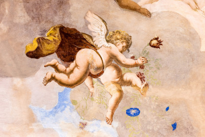 Schloss und Schlossgarten Schwetzingen - Garten - Gesandtenhaus (ehemaliges Prinzenhaus) / Amtsgericht - Von Innen - 1. Obergeschoss - Großer Sitzungssaal - Blick auf Figuren des neuzeitlichen Deckengemäldes (Gemälde: eine allegorische Darstellung des Friedens; Maler: Carolus Vocke (1899-1979); Datierung: nach 1945) (aufgenommen im Oktober 2024, am Nachmittag Schloss und Schlossgarten Schwetzingen - Garten - Gesandtenhaus (ehemaliges Prinzenhaus) / Amtsgericht - Von Innen - 1. Obergeschoss - Großer Sitzungssaal - Blick auf Figuren des neuzeitlichen Deckengemäldes (Gemälde: eine allegorische Darstellung des Friedens; Maler: Carolus Vocke (1899-1979); Datierung: nach 1945) (aufgenommen im Oktober 2024, am Nachmittag