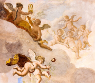 Schloss und Schlossgarten Schwetzingen - Garten - Gesandtenhaus (ehemaliges Prinzenhaus) / Amtsgericht - Von Innen - 1. Obergeschoss - Großer Sitzungssaal - Blick auf Figuren des neuzeitlichen Deckengemäldes (Gemälde: eine allegorische Darstellung des Friedens; Maler: Carolus Vocke (1899-1979); Datierung: nach 1945) (aufgenommen im Oktober 2024, am Nachmittag)