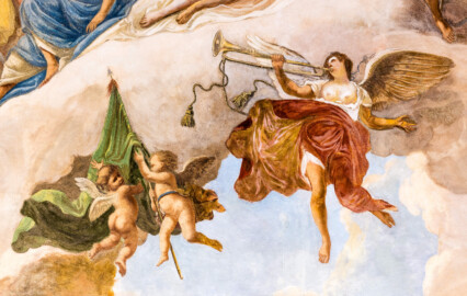 Schloss und Schlossgarten Schwetzingen - Garten - Gesandtenhaus (ehemaliges Prinzenhaus) / Amtsgericht - Von Innen - 1. Obergeschoss - Großer Sitzungssaal - Blick auf Figuren des neuzeitlichen Deckengemäldes (Gemälde: eine allegorische Darstellung des Friedens; Maler: Carolus Vocke (1899-1979); Datierung: nach 1945) (aufgenommen im Oktober 2024, am Nachmittag)