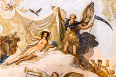 Schloss und Schlossgarten Schwetzingen - Garten - Gesandtenhaus (ehemaliges Prinzenhaus) / Amtsgericht - Von Innen - 1. Obergeschoss - Großer Sitzungssaal - Blick auf Figuren des neuzeitlichen Deckengemäldes (Gemälde: eine allegorische Darstellung des Friedens; Maler: Carolus Vocke (1899-1979); Datierung: nach 1945) (aufgenommen im Oktober 2024, am Nachmittag)