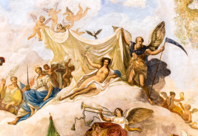 Schloss und Schlossgarten Schwetzingen - Garten - Gesandtenhaus (ehemaliges Prinzenhaus) / Amtsgericht - Von Innen - 1. Obergeschoss - Großer Sitzungssaal - Blick auf Figuren des neuzeitlichen Deckengemäldes (Gemälde: eine allegorische Darstellung des Friedens; Maler: Carolus Vocke (1899-1979); Datierung: nach 1945) (aufgenommen im Oktober 2024, am späten Nachmittag)