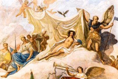 Schloss und Schlossgarten Schwetzingen - Garten - Gesandtenhaus (ehemaliges Prinzenhaus) / Amtsgericht - Von Innen - 1. Obergeschoss - Großer Sitzungssaal - Blick auf Figuren des neuzeitlichen Deckengemäldes (Gemälde: eine allegorische Darstellung des Friedens; Maler: Carolus Vocke (1899-1979); Datierung: nach 1945) (aufgenommen im Oktober 2024, am späten Nachmittag)