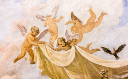 Schloss und Schlossgarten Schwetzingen - Garten - Gesandtenhaus (ehemaliges Prinzenhaus) / Amtsgericht - Von Innen - 1. Obergeschoss - Großer Sitzungssaal - Blick auf Figuren des neuzeitlichen Deckengemäldes (Gemälde: eine allegorische Darstellung des Friedens; Maler: Carolus Vocke (1899-1979); Datierung: nach 1945) (aufgenommen im Oktober 2024, am späten Nachmittag)