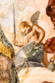 Schloss und Schlossgarten Schwetzingen - Garten - Gesandtenhaus (ehemaliges Prinzenhaus) / Amtsgericht - Von Innen - 1. Obergeschoss - Großer Sitzungssaal - Blick auf eine Figur des neuzeitlichen Deckengemäldes (Gemälde: eine allegorische Darstellung des Friedens; Maler: Carolus Vocke (1899-1979); Datierung: nach 1945) (aufgenommen im Oktober 2024, am späten Nachmittag)