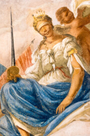 Schloss und Schlossgarten Schwetzingen - Garten - Gesandtenhaus (ehemaliges Prinzenhaus) / Amtsgericht - Von Innen - 1. Obergeschoss - Großer Sitzungssaal - Blick auf Figuren des neuzeitlichen Deckengemäldes (Gemälde: eine allegorische Darstellung des Friedens; Maler: Carolus Vocke (1899-1979); Datierung: nach 1945) (aufgenommen im Oktober 2024, am späten Nachmittag)