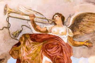Schloss und Schlossgarten Schwetzingen - Garten - Gesandtenhaus (ehemaliges Prinzenhaus) / Amtsgericht - Von Innen - 1. Obergeschoss - Großer Sitzungssaal - Blick auf eine Figur des neuzeitlichen Deckengemäldes (Gemälde: eine allegorische Darstellung des Friedens; Maler: Carolus Vocke (1899-1979); Datierung: nach 1945) (aufgenommen im Oktober 2024, am späten Nachmittag) Schloss und Schlossgarten Schwetzingen - Garten - Gesandtenhaus (ehemaliges Prinzenhaus) / Amtsgericht - Von Innen - 1. Obergeschoss - Großer Sitzungssaal - Blick auf eine Figur des neuzeitlichen Deckengemäldes (Gemälde: eine allegorische Darstellung des Friedens; Maler: Carolus Vocke (1899-1979); Datierung: nach 1945) (aufgenommen im Oktober 2024, am späten Nachmittag)