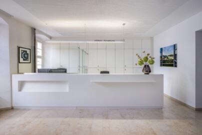 Schloss und Schlossgarten Schwetzingen - Schloss - Küchenflügel / Küchenbau - Querbau - Von innen - Erdgeschoss - Infothek / Anmeldung - Von Norden - Blick auf die Infothek / Anmeldung (Küchenflügel: L-förmig, Länge x Breite Längsbau ca. 75 x 13 Meter, Querbau ca. 25 x 11 Meter; Architekt: Nicolas de Pigage (1723-1796); Fertigstellung: 1761, letzte Renovierung: 2009-2012) (aufgenommen im Oktober 2024, am frühen Nachmittag) Schloss und Schlossgarten Schwetzingen - Schloss - Küchenflügel / Küchenbau - Querbau - Von innen - Erdgeschoss - Infothek / Anmeldung - Von Norden - Blick auf die Infothek / Anmeldung (Küchenflügel: L-förmig, Länge x Breite Längsbau ca. 75 x 13 Meter, Querbau ca. 25 x 11 Meter; Architekt: Nicolas de Pigage (1723-1796); Fertigstellung: 1761, letzte Renovierung: 2009-2012) (aufgenommen im Oktober 2024, am frühen Nachmittag)