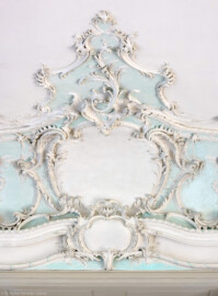 Schloss und Schlossgarten Schwetzingen - Garten - Südlicher Zirkelbau - Von innen - Westlicher Pavillon / Mozartsaal / Spielsaal - Decke - Hohlkehle, über östlicher Tür - Blick auf Rocaille-Stuck-Verzierungen (Mozartsaal: Länge x Breite ca. 55 x 10 Meter; gesamter Bau: Länge Bogen ca. 175 Meter, Breite zwischen ca. 11 und 18 Meter, 51 Achsen, 5 Pavillons, 4 Zwischenbauten; Architekt: Franz Wilhelm Rabaliatti; Bauzeit: 1753-1754) (aufgenommen im Oktober 2024, um die Mittagszeit) Schloss und Schlossgarten Schwetzingen - Garten - Südlicher Zirkelbau - Von innen - Westlicher Pavillon / Mozartsaal / Spielsaal - Decke - Hohlkehle, über östlicher Tür - Blick auf Rocaille-Stuck-Verzierungen (Mozartsaal: Länge x Breite ca. 55 x 10 Meter; gesamter Bau: Länge Bogen ca. 175 Meter, Breite zwischen ca. 11 und 18 Meter, 51 Achsen, 5 Pavillons, 4 Zwischenbauten; Architekt: Franz Wilhelm Rabaliatti; Bauzeit: 1753-1754) (aufgenommen im Oktober 2024, um die Mittagszeit)