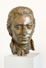 Schloss und Schlossgarten Schwetzingen - Garten - Südlicher Zirkelbau - Von innen - Mittlerer Pavillon / Langer Saal - Südostecke - Blick auf eine Büste von Wolfgang Amadeus Mozart; aufgestellt zum 100-jähringen Jubiläum des MGV Liederkranz Schwetzingen 1860 e.V. (Langer Saal: Länge x Breite ca. 55 x 10 Meter; gesamter Bau: Länge Bogen ca. 175 Meter, Breite zwischen ca. 11 und 18 Meter, 51 Achsen, 5 Pavillons, 4 Zwischenbauten; Architekt: Franz Wilhelm Rabaliatti; Bauzeit: 1753-1754) (aufgenommen im Oktober 2024, um die Mittagszeit) Schloss und Schlossgarten Schwetzingen - Garten - Südlicher Zirkelbau - Von innen - Mittlerer Pavillon / Langer Saal - Südostecke - Blick auf eine Büste von Wolfgang Amadeus Mozart; aufgestellt zum 100-jähringen Jubiläum des MGV Liederkranz Schwetzingen 1860 e.V. (Langer Saal: Länge x Breite ca. 55 x 10 Meter; gesamter Bau: Länge Bogen ca. 175 Meter, Breite zwischen ca. 11 und 18 Meter, 51 Achsen, 5 Pavillons, 4 Zwischenbauten; Architekt: Franz Wilhelm Rabaliatti; Bauzeit: 1753-1754) (aufgenommen im Oktober 2024, um die Mittagszeit)