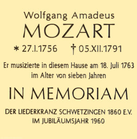 Schloss und Schlossgarten Schwetzingen - Garten - Südlicher Zirkelbau - Von innen - Mittlerer Pavillon / Langer Saal - Südostecke - Blick auf eine Gedenktafel unterhalb der Mozart-Büste; Inschrift: "Wolfgang Amadeus / MOZART / * 27.1.1756 † 05.XII.1791 / Er musizierte in diesem Hause am 18. Juli 1763 / im Alter von sieben Jahren / IN MEMORIAM / DER LIEDERKRANZ SCHWETZINGEN 1860 E.V. / IM JUBILÄUMSJAHR 1960" (Langer Saal: Länge x Breite ca. 55 x 10 Meter; gesamter Bau: Länge Bogen ca. 175 Meter, Breite zwischen ca. 11 und 18 Meter, 51 Achsen, 5 Pavillons, 4 Zwischenbauten; Architekt: Franz Wilhelm Rabaliatti; Bauzeit: 1753-1754) (aufgenommen im Oktober 2024, um die Mittagszeit) Schloss und Schlossgarten Schwetzingen - Garten - Südlicher Zirkelbau - Von innen - Mittlerer Pavillon / Langer Saal - Südostecke - Blick auf eine Gedenktafel unterhalb der Mozart-Büste; Inschrift: "Wolfgang Amadeus / MOZART / * 27.1.1756 † 05.XII.1791 / Er musizierte in diesem Hause am 18. Juli 1763 / im Alter von sieben Jahren / IN MEMORIAM / DER LIEDERKRANZ SCHWETZINGEN 1860 E.V. / IM JUBILÄUMSJAHR 1960" (Langer Saal: Länge x Breite ca. 55 x 10 Meter; gesamter Bau: Länge Bogen ca. 175 Meter, Breite zwischen ca. 11 und 18 Meter, 51 Achsen, 5 Pavillons, 4 Zwischenbauten; Architekt: Franz Wilhelm Rabaliatti; Bauzeit: 1753-1754) (aufgenommen im Oktober 2024, um die Mittagszeit)