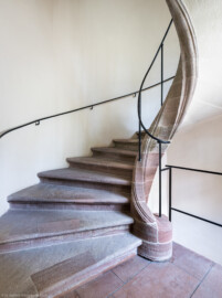 Schloss und Schlossgarten Schwetzingen - Garten - Südlicher Zirkelbau - Von innen - Mittlerer Pavillon / Langer Saal - Südöstlicher Anbau - Blick auf die Wendeltreppe vom Erdgeschoss ins Dachgeschoss; hier der unterste Teil der Treppe (Langer Saal: Länge x Breite ca. 55 x 10 Meter; gesamter Bau: Länge Bogen ca. 175 Meter, Breite zwischen ca. 11 und 18 Meter, 51 Achsen, 5 Pavillons, 4 Zwischenbauten; Architekt: Franz Wilhelm Rabaliatti; Bauzeit: 1753-1754) (aufgenommen im Oktober 2024, am frühen Nachmittag) Schloss und Schlossgarten Schwetzingen - Garten - Südlicher Zirkelbau - Von innen - Mittlerer Pavillon / Langer Saal - Südöstlicher Anbau - Blick auf die Wendeltreppe vom Erdgeschoss ins Dachgeschoss; hier der unterste Teil der Treppe (Langer Saal: Länge x Breite ca. 55 x 10 Meter; gesamter Bau: Länge Bogen ca. 175 Meter, Breite zwischen ca. 11 und 18 Meter, 51 Achsen, 5 Pavillons, 4 Zwischenbauten; Architekt: Franz Wilhelm Rabaliatti; Bauzeit: 1753-1754) (aufgenommen im Oktober 2024, am frühen Nachmittag)