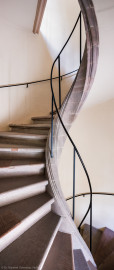 Schloss und Schlossgarten Schwetzingen - Garten - Südlicher Zirkelbau - Von innen - Mittlerer Pavillon / Langer Saal - Südöstlicher Anbau - Blick auf die Wendeltreppe vom Erdgeschoss ins Dachgeschoss; hier der obere Teil der Treppe (Langer Saal: Länge x Breite ca. 55 x 10 Meter; gesamter Bau: Länge Bogen ca. 175 Meter, Breite zwischen ca. 11 und 18 Meter, 51 Achsen, 5 Pavillons, 4 Zwischenbauten; Architekt: Franz Wilhelm Rabaliatti; Bauzeit: 1753-1754) (aufgenommen im Oktober 2024, am frühen Nachmittag) Schloss und Schlossgarten Schwetzingen - Garten - Südlicher Zirkelbau - Von innen - Mittlerer Pavillon / Langer Saal - Südöstlicher Anbau - Blick auf die Wendeltreppe vom Erdgeschoss ins Dachgeschoss; hier der obere Teil der Treppe (Langer Saal: Länge x Breite ca. 55 x 10 Meter; gesamter Bau: Länge Bogen ca. 175 Meter, Breite zwischen ca. 11 und 18 Meter, 51 Achsen, 5 Pavillons, 4 Zwischenbauten; Architekt: Franz Wilhelm Rabaliatti; Bauzeit: 1753-1754) (aufgenommen im Oktober 2024, am frühen Nachmittag)