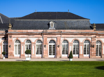 Schloss und Schlossgarten Schwetzingen - Garten - Nördlicher Zirkelbau - Westlicher Pavillon - Von Südwest - Blick auf den siebenachsigen westlichen Pavillon (Gesamter Bau: Länge Bogen ca. 175 Meter, Breite zwischen ca. 11 und 18 Meter, 51 Achsen, 5 Pavillons, 4 Zwischenbauten; Architekt: Alessandro Alessandro Galli da Bibiena (1686-1748), Bauleitung: zuerst Guillaume d’Hauberat (1680–1749), dann Nicolas de Pigage (1723-1796); Bauzeit: 1748-1750) (aufgenommen im Oktober 2024, um die Mittagszeit)