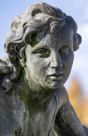 Schloss und Schlossgarten Schwetzingen - Garten - Kreisparterre - Arionbrunnen - Arion - Von Südost - Blick auf den Kopf der Skulptur "Arion auf einem Delfin" (Bildhauer: Barthélemy Guibal (1699-1757); Datierung: erste Hälfte 18. Jahrhundert; Material: Blei; geschaffen für die Sommerresidenz von Stanislaus I. Leszczyński (1677-1766) in Lunéville; gekauft 1766 von Carl Theodor (1724-1799, reg. 1742-1799)) (aufgenommen im Oktober 2024, am Nachmittag)
