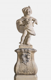 Schloss und Schlossgarten Schwetzingen - Garten - Nördlicher Zirkelbau - Westlicher Pavillon / Foyer des Schlosstheaters - Von innen - Südwand - 2. Zwergenfigur / Putto von Osten - Blick auf eine der fünf Zwergenfiguren / Putti (Kopie einer Zwergenfigur aus Schloss Veitshöchheim, wohl 18. Jh.; 1937 im Foyer aufgestellt) (Gesamter Bau: Länge Bogen ca. 175 Meter, Breite zwischen ca. 11 und 18 Meter, 51 Achsen, 5 Pavillons, 4 Zwischenbauten; Architekt: Alessandro Alessandro Galli da Bibiena (1686-1748), Bauleitung: zuerst Guillaume d’Hauberat (1680–1749), dann Nicolas de Pigage (1723-1796); Bauzeit: 1748-1750) (aufgenommen im Oktober 2024, am Nachmittag) Schloss und Schlossgarten Schwetzingen - Garten - Nördlicher Zirkelbau - Westlicher Pavillon / Foyer des Schlosstheaters - Von innen - Südwand - 2. Zwergenfigur / Putto von Osten - Blick auf eine der fünf Zwergenfiguren / Putti (Kopie einer Zwergenfigur aus Schloss Veitshöchheim, wohl 18. Jh.; 1937 im Foyer aufgestellt) (Gesamter Bau: Länge Bogen ca. 175 Meter, Breite zwischen ca. 11 und 18 Meter, 51 Achsen, 5 Pavillons, 4 Zwischenbauten; Architekt: Alessandro Alessandro Galli da Bibiena (1686-1748), Bauleitung: zuerst Guillaume d’Hauberat (1680–1749), dann Nicolas de Pigage (1723-1796); Bauzeit: 1748-1750) (aufgenommen im Oktober 2024, am Nachmittag)