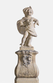 Schloss und Schlossgarten Schwetzingen - Garten - Nördlicher Zirkelbau - Westlicher Pavillon / Foyer des Schlosstheaters - Von innen - Südwand - 2. Zwergenfigur / Putto von Osten - Blick auf eine der fünf Zwergenfiguren / Putti (Kopie einer Zwergenfigur aus Schloss Veitshöchheim, wohl 18. Jh.; 1937 im Foyer aufgestellt) (Gesamter Bau: Länge Bogen ca. 175 Meter, Breite zwischen ca. 11 und 18 Meter, 51 Achsen, 5 Pavillons, 4 Zwischenbauten; Architekt: Alessandro Alessandro Galli da Bibiena (1686-1748), Bauleitung: zuerst Guillaume d’Hauberat (1680–1749), dann Nicolas de Pigage (1723-1796); Bauzeit: 1748-1750) (aufgenommen im Oktober 2024, am Nachmittag)