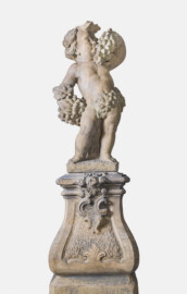 Schloss und Schlossgarten Schwetzingen - Garten - Nördlicher Zirkelbau - Westlicher Pavillon / Foyer des Schlosstheaters - Von innen - Südwand - 1. Zwergenfigur / Putto von Osten - Blick auf eine der fünf Zwergenfiguren / Putti (Kopie einer Zwergenfigur aus Schloss Veitshöchheim, wohl 18. Jh.; 1937 im Foyer aufgestellt) (Gesamter Bau: Länge Bogen ca. 175 Meter, Breite zwischen ca. 11 und 18 Meter, 51 Achsen, 5 Pavillons, 4 Zwischenbauten; Architekt: Alessandro Alessandro Galli da Bibiena (1686-1748), Bauleitung: zuerst Guillaume d’Hauberat (1680–1749), dann Nicolas de Pigage (1723-1796); Bauzeit: 1748-1750) (aufgenommen im Oktober 2024, am Nachmittag)