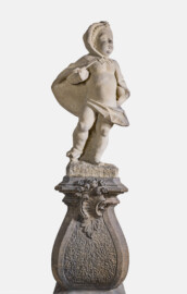 Schloss und Schlossgarten Schwetzingen - Garten - Nördlicher Zirkelbau - Westlicher Pavillon / Foyer des Schlosstheaters - Von innen - Südwand - 3. Zwergenfigur / Putto von Osten - Blick auf eine der fünf Zwergenfiguren / Putti (Kopie einer Zwergenfigur aus Schloss Veitshöchheim, wohl 18. Jh.; 1937 im Foyer aufgestellt) (Gesamter Bau: Länge Bogen ca. 175 Meter, Breite zwischen ca. 11 und 18 Meter, 51 Achsen, 5 Pavillons, 4 Zwischenbauten; Architekt: Alessandro Alessandro Galli da Bibiena (1686-1748), Bauleitung: zuerst Guillaume d’Hauberat (1680–1749), dann Nicolas de Pigage (1723-1796); Bauzeit: 1748-1750) (aufgenommen im Oktober 2024, am Nachmittag)