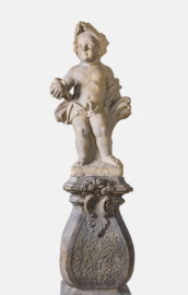 Schloss und Schlossgarten Schwetzingen - Garten - Nördlicher Zirkelbau - Westlicher Pavillon / Foyer des Schlosstheaters - Von innen - Südwand - 4. Zwergenfigur / Putto von Osten - Blick auf eine der fünf Zwergenfiguren / Putti (Kopie einer Zwergenfigur aus Schloss Veitshöchheim, wohl 18. Jh.; 1937 im Foyer aufgestellt) (Gesamter Bau: Länge Bogen ca. 175 Meter, Breite zwischen ca. 11 und 18 Meter, 51 Achsen, 5 Pavillons, 4 Zwischenbauten; Architekt: Alessandro Alessandro Galli da Bibiena (1686-1748), Bauleitung: zuerst Guillaume d’Hauberat (1680–1749), dann Nicolas de Pigage (1723-1796); Bauzeit: 1748-1750) (aufgenommen im Oktober 2024, am Nachmittag)