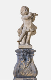 Schloss und Schlossgarten Schwetzingen - Garten - Nördlicher Zirkelbau - Westlicher Pavillon / Foyer des Schlosstheaters - Von innen - Südwand - 5. Zwergenfigur / Putto von Osten - Blick auf eine der fünf Zwergenfiguren / Putti (Kopie einer Zwergenfigur aus Schloss Veitshöchheim, wohl 18. Jh.; 1937 im Foyer aufgestellt) (Gesamter Bau: Länge Bogen ca. 175 Meter, Breite zwischen ca. 11 und 18 Meter, 51 Achsen, 5 Pavillons, 4 Zwischenbauten; Architekt: Alessandro Alessandro Galli da Bibiena (1686-1748), Bauleitung: zuerst Guillaume d’Hauberat (1680–1749), dann Nicolas de Pigage (1723-1796); Bauzeit: 1748-1750) (aufgenommen im Oktober 2024, am Nachmittag)