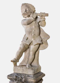 Schloss und Schlossgarten Schwetzingen - Garten - Nördlicher Zirkelbau - Westlicher Pavillon / Foyer des Schlosstheaters - Von innen - Südwand - 5. Zwergenfigur / Putto von Osten - Blick auf eine der fünf Zwergenfiguren / Putti (Kopie einer Zwergenfigur aus Schloss Veitshöchheim, wohl 18. Jh.; 1937 im Foyer aufgestellt) (Gesamter Bau: Länge Bogen ca. 175 Meter, Breite zwischen ca. 11 und 18 Meter, 51 Achsen, 5 Pavillons, 4 Zwischenbauten; Architekt: Alessandro Alessandro Galli da Bibiena (1686-1748), Bauleitung: zuerst Guillaume d’Hauberat (1680–1749), dann Nicolas de Pigage (1723-1796); Bauzeit: 1748-1750) (aufgenommen im Oktober 2024, am Nachmittag)