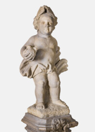 Schloss und Schlossgarten Schwetzingen - Garten - Nördlicher Zirkelbau - Westlicher Pavillon / Foyer des Schlosstheaters - Von innen - Südwand - 4. Zwergenfigur / Putto von Osten - Blick auf eine der fünf Zwergenfiguren / Putti (Kopie einer Zwergenfigur aus Schloss Veitshöchheim, wohl 18. Jh.; 1937 im Foyer aufgestellt) (Gesamter Bau: Länge Bogen ca. 175 Meter, Breite zwischen ca. 11 und 18 Meter, 51 Achsen, 5 Pavillons, 4 Zwischenbauten; Architekt: Alessandro Alessandro Galli da Bibiena (1686-1748), Bauleitung: zuerst Guillaume d’Hauberat (1680–1749), dann Nicolas de Pigage (1723-1796); Bauzeit: 1748-1750) (aufgenommen im Oktober 2024, am Nachmittag)