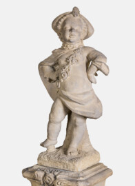 Schloss und Schlossgarten Schwetzingen - Garten - Nördlicher Zirkelbau - Westlicher Pavillon / Foyer des Schlosstheaters - Von innen - Südwand - 2. Zwergenfigur / Putto von Osten - Blick auf eine der fünf Zwergenfiguren / Putti (Kopie einer Zwergenfigur aus Schloss Veitshöchheim, wohl 18. Jh.; 1937 im Foyer aufgestellt) (Gesamter Bau: Länge Bogen ca. 175 Meter, Breite zwischen ca. 11 und 18 Meter, 51 Achsen, 5 Pavillons, 4 Zwischenbauten; Architekt: Alessandro Alessandro Galli da Bibiena (1686-1748), Bauleitung: zuerst Guillaume d’Hauberat (1680–1749), dann Nicolas de Pigage (1723-1796); Bauzeit: 1748-1750) (aufgenommen im Oktober 2024, am Nachmittag)