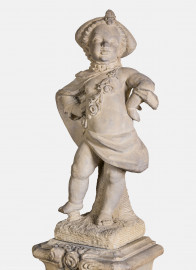 Schloss und Schlossgarten Schwetzingen - Garten - Nördlicher Zirkelbau - Westlicher Pavillon / Foyer des Schlosstheaters - Von innen - Südwand - 2. Zwergenfigur / Putto von Osten - Blick auf eine der fünf Zwergenfiguren / Putti (Kopie einer Zwergenfigur aus Schloss Veitshöchheim, wohl 18. Jh.; 1937 im Foyer aufgestellt) (Gesamter Bau: Länge Bogen ca. 175 Meter, Breite zwischen ca. 11 und 18 Meter, 51 Achsen, 5 Pavillons, 4 Zwischenbauten; Architekt: Alessandro Alessandro Galli da Bibiena (1686-1748), Bauleitung: zuerst Guillaume d’Hauberat (1680–1749), dann Nicolas de Pigage (1723-1796); Bauzeit: 1748-1750) (aufgenommen im Oktober 2024, am Nachmittag) Schloss und Schlossgarten Schwetzingen - Garten - Nördlicher Zirkelbau - Westlicher Pavillon / Foyer des Schlosstheaters - Von innen - Südwand - 2. Zwergenfigur / Putto von Osten - Blick auf eine der fünf Zwergenfiguren / Putti (Kopie einer Zwergenfigur aus Schloss Veitshöchheim, wohl 18. Jh.; 1937 im Foyer aufgestellt) (Gesamter Bau: Länge Bogen ca. 175 Meter, Breite zwischen ca. 11 und 18 Meter, 51 Achsen, 5 Pavillons, 4 Zwischenbauten; Architekt: Alessandro Alessandro Galli da Bibiena (1686-1748), Bauleitung: zuerst Guillaume d’Hauberat (1680–1749), dann Nicolas de Pigage (1723-1796); Bauzeit: 1748-1750) (aufgenommen im Oktober 2024, am Nachmittag)