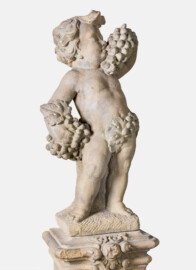 Schloss und Schlossgarten Schwetzingen - Garten - Nördlicher Zirkelbau - Westlicher Pavillon / Foyer des Schlosstheaters - Von innen - Südwand - 1. Zwergenfigur / Putto von Osten - Blick auf eine der fünf Zwergenfiguren / Putti (Kopie einer Zwergenfigur aus Schloss Veitshöchheim, wohl 18. Jh.; 1937 im Foyer aufgestellt) (Gesamter Bau: Länge Bogen ca. 175 Meter, Breite zwischen ca. 11 und 18 Meter, 51 Achsen, 5 Pavillons, 4 Zwischenbauten; Architekt: Alessandro Alessandro Galli da Bibiena (1686-1748), Bauleitung: zuerst Guillaume d’Hauberat (1680–1749), dann Nicolas de Pigage (1723-1796); Bauzeit: 1748-1750) (aufgenommen im Oktober 2024, am Nachmittag)