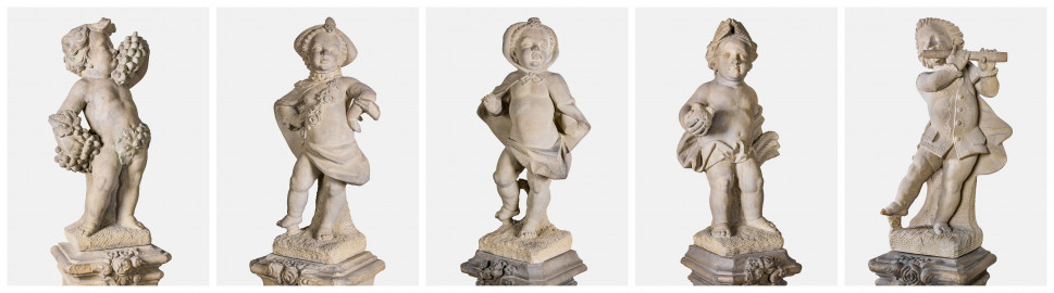 Schloss und Schlossgarten Schwetzingen - Garten - Nördlicher Zirkelbau - Westlicher Pavillon / Foyer des Schlosstheaters - Von innen - Südwand - Collage mit den fünf Zwergenfiguren / Putti (v.l.n.r.: 1. - 5. Zwergenfigur / Putto von Osten) (Kopien von Zwergenfiguren aus Schloss Veitshöchheim, wohl 18. Jh.; 1937 im Foyer aufgestellt) (Gesamter Bau: Länge Bogen ca. 175 Meter, Breite zwischen ca. 11 und 18 Meter, 51 Achsen, 5 Pavillons, 4 Zwischenbauten; Architekt: Alessandro Alessandro Galli da Bibiena (1686-1748), Bauleitung: zuerst Guillaume d’Hauberat (1680–1749), dann Nicolas de Pigage (1723-1796); Bauzeit: 1748-1750) (aufgenommen im Oktober 2024, am Nachmittag) Schloss und Schlossgarten Schwetzingen - Garten - Nördlicher Zirkelbau - Westlicher Pavillon / Foyer des Schlosstheaters - Von innen - Südwand - Collage mit den fünf Zwergenfiguren / Putti (v.l.n.r.: 1. - 5. Zwergenfigur / Putto von Osten) (Kopien von Zwergenfiguren aus Schloss Veitshöchheim, wohl 18. Jh.; 1937 im Foyer aufgestellt) (Gesamter Bau: Länge Bogen ca. 175 Meter, Breite zwischen ca. 11 und 18 Meter, 51 Achsen, 5 Pavillons, 4 Zwischenbauten; Architekt: Alessandro Alessandro Galli da Bibiena (1686-1748), Bauleitung: zuerst Guillaume d’Hauberat (1680–1749), dann Nicolas de Pigage (1723-1796); Bauzeit: 1748-1750) (aufgenommen im Oktober 2024, am Nachmittag)