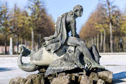 Schloss und Schlossgarten Schwetzingen - Garten - Kreisparterre - Arionbrunnen - Arion - Von Süden - Blick auf die die Skulptur "Arion auf einem Delfin" (Bildhauer: Barthélemy Guibal (1699-1757); Datierung: erste Hälfte 18. Jahrhundert; Material: Blei; geschaffen für die Sommerresidenz von Stanislaus I. Leszczyński (1677-1766) in Lunéville; gekauft 1766 von Carl Theodor (1724-1799, reg. 1742-1799)) (aufgenommen im November 2024, am frühen Nachmittag)