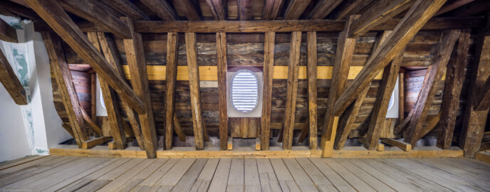 Schloss und Schlossgarten Schwetzingen - Garten - Nördlicher Zirkelbau - Von innen - Dachstuhl - Mittlerer Pavillon - Von Nordost - Blick nach Südwest in den Dachstuhl des mittleren Pavillons sowie auf die drei südlichen Ovalfenster (Gesamter Bau: Länge Bogen ca. 175 Meter, Breite zwischen ca. 11 und 18 Meter, 51 Achsen, 5 Pavillons, 4 Zwischenbauten; Architekt: Alessandro Alessandro Galli da Bibiena (1686-1748), Bauleitung: zuerst Guillaume d’Hauberat (1680–1749), dann Nicolas de Pigage (1723-1796); Bauzeit: 1748-1750) (aufgenommen im November 2024, am frühen Nachmittag) Schloss und Schlossgarten Schwetzingen - Garten - Nördlicher Zirkelbau - Von innen - Dachstuhl - Mittlerer Pavillon - Von Nordost - Blick nach Südwest in den Dachstuhl des mittleren Pavillons sowie auf die drei südlichen Ovalfenster (Gesamter Bau: Länge Bogen ca. 175 Meter, Breite zwischen ca. 11 und 18 Meter, 51 Achsen, 5 Pavillons, 4 Zwischenbauten; Architekt: Alessandro Alessandro Galli da Bibiena (1686-1748), Bauleitung: zuerst Guillaume d’Hauberat (1680–1749), dann Nicolas de Pigage (1723-1796); Bauzeit: 1748-1750) (aufgenommen im November 2024, am frühen Nachmittag)