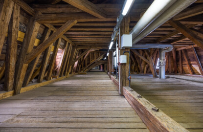 Schloss und Schlossgarten Schwetzingen - Garten - Nördlicher Zirkelbau - Von innen - Dachstuhl - Mittlerer Pavillon - Von Südost - Blick nach Nordwest in den Dachstuhl des mittleren Pavillons; links (südlich) die drei Ovalfenster des Dachs (Gesamter Bau: Länge Bogen ca. 175 Meter, Breite zwischen ca. 11 und 18 Meter, 51 Achsen, 5 Pavillons, 4 Zwischenbauten; Architekt: Alessandro Alessandro Galli da Bibiena (1686-1748), Bauleitung: zuerst Guillaume d’Hauberat (1680–1749), dann Nicolas de Pigage (1723-1796); Bauzeit: 1748-1750) (aufgenommen im November 2024, am frühen Nachmittag) Schloss und Schlossgarten Schwetzingen - Garten - Nördlicher Zirkelbau - Von innen - Dachstuhl - Mittlerer Pavillon - Von Südost - Blick nach Nordwest in den Dachstuhl des mittleren Pavillons; links (südlich) die drei Ovalfenster des Dachs (Gesamter Bau: Länge Bogen ca. 175 Meter, Breite zwischen ca. 11 und 18 Meter, 51 Achsen, 5 Pavillons, 4 Zwischenbauten; Architekt: Alessandro Alessandro Galli da Bibiena (1686-1748), Bauleitung: zuerst Guillaume d’Hauberat (1680–1749), dann Nicolas de Pigage (1723-1796); Bauzeit: 1748-1750) (aufgenommen im November 2024, am frühen Nachmittag)