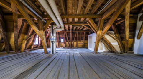 Schloss und Schlossgarten Schwetzingen - Garten - Nördlicher Zirkelbau - Von innen - Dachstuhl - Mittlerer Pavillon - Von Südwest - Blick nach Nordost in den Dachstuhl des mittleren Pavillons; rechts der Mitte am hellen Kubus die Tür zum Dachstuhl (Gesamter Bau: Länge Bogen ca. 175 Meter, Breite zwischen ca. 11 und 18 Meter, 51 Achsen, 5 Pavillons, 4 Zwischenbauten; Architekt: Alessandro Alessandro Galli da Bibiena (1686-1748), Bauleitung: zuerst Guillaume d’Hauberat (1680–1749), dann Nicolas de Pigage (1723-1796); Bauzeit: 1748-1750) (aufgenommen im November 2024, am späten Vormittag)