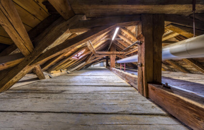 Schloss und Schlossgarten Schwetzingen - Garten - Nördlicher Zirkelbau - Von innen - Dachstuhl - Zwischenbau zwischen westlichem und mittlerem Pavillon (oberhalb des Konzertsaals) - Von Südost - Blick nach Nordwest in den Dachstuhl des Zwischenbaus (Gesamter Bau: Länge Bogen ca. 175 Meter, Breite zwischen ca. 11 und 18 Meter, 51 Achsen, 5 Pavillons, 4 Zwischenbauten; Architekt: Alessandro Alessandro Galli da Bibiena (1686-1748), Bauleitung: zuerst Guillaume d’Hauberat (1680–1749), dann Nicolas de Pigage (1723-1796); Bauzeit: 1748-1750) (aufgenommen im November 2024, um die Mittagszeit) Schloss und Schlossgarten Schwetzingen - Garten - Nördlicher Zirkelbau - Von innen - Dachstuhl - Zwischenbau zwischen westlichem und mittlerem Pavillon (oberhalb des Konzertsaals) - Von Südost - Blick nach Nordwest in den Dachstuhl des Zwischenbaus (Gesamter Bau: Länge Bogen ca. 175 Meter, Breite zwischen ca. 11 und 18 Meter, 51 Achsen, 5 Pavillons, 4 Zwischenbauten; Architekt: Alessandro Alessandro Galli da Bibiena (1686-1748), Bauleitung: zuerst Guillaume d’Hauberat (1680–1749), dann Nicolas de Pigage (1723-1796); Bauzeit: 1748-1750) (aufgenommen im November 2024, um die Mittagszeit)