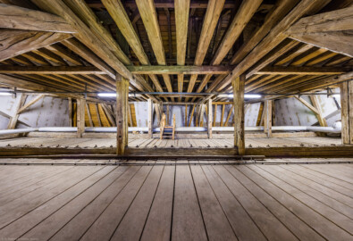Schloss und Schlossgarten Schwetzingen - Garten - Nördlicher Zirkelbau - Von innen - Dachstuhl - Westlicher Pavillon (oberhalb des Foyers) - Von Südwest - Blick nach Nordost in den Dachstuhl des Pavillons; die Tür hinten in der Mitte führt in den Dachstuhl des Schlosstheaters (Gesamter Bau: Länge Bogen ca. 175 Meter, Breite zwischen ca. 11 und 18 Meter, 51 Achsen, 5 Pavillons, 4 Zwischenbauten; Architekt: Alessandro Alessandro Galli da Bibiena (1686-1748), Bauleitung: zuerst Guillaume d’Hauberat (1680–1749), dann Nicolas de Pigage (1723-1796); Bauzeit: 1748-1750) (aufgenommen im November 2024, am frühen Nachmittag)