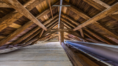 Schloss und Schlossgarten Schwetzingen - Garten - Nördlicher Zirkelbau - Von innen - Dachstuhl - Zwischenbau zwischen westlichem Eck-Pavillon und westlichem Pavillon (oberhalb des Schlossrestaurants) - Von Südost - Blick nach Nordwest in den Dachstuhl des Zwischenbaus (Gesamter Bau: Länge Bogen ca. 175 Meter, Breite zwischen ca. 11 und 18 Meter, 51 Achsen, 5 Pavillons, 4 Zwischenbauten; Architekt: Alessandro Alessandro Galli da Bibiena (1686-1748), Bauleitung: zuerst Guillaume d’Hauberat (1680–1749), dann Nicolas de Pigage (1723-1796); Bauzeit: 1748-1750) (aufgenommen im November 2024, am frühen Nachmittag) Schloss und Schlossgarten Schwetzingen - Garten - Nördlicher Zirkelbau - Von innen - Dachstuhl - Zwischenbau zwischen westlichem Eck-Pavillon und westlichem Pavillon (oberhalb des Schlossrestaurants) - Von Südost - Blick nach Nordwest in den Dachstuhl des Zwischenbaus (Gesamter Bau: Länge Bogen ca. 175 Meter, Breite zwischen ca. 11 und 18 Meter, 51 Achsen, 5 Pavillons, 4 Zwischenbauten; Architekt: Alessandro Alessandro Galli da Bibiena (1686-1748), Bauleitung: zuerst Guillaume d’Hauberat (1680–1749), dann Nicolas de Pigage (1723-1796); Bauzeit: 1748-1750) (aufgenommen im November 2024, am frühen Nachmittag)