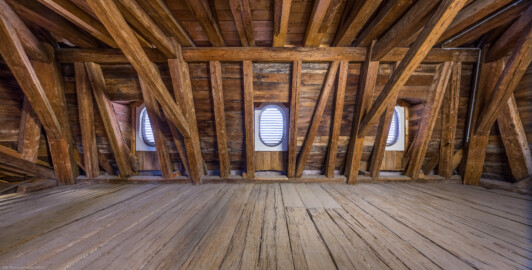 Schloss und Schlossgarten Schwetzingen - Garten - Nördlicher Zirkelbau - Von innen - Dachstuhl - Westlicher Eck-Pavillon (oberhalb des Schlossrestaurants) - Von Norden - Blick von der Mitte des Dachstuhls des westlichen Eck-Pavillons nach Süden auf die drei südlichen Ovalfenster (Gesamter Bau: Länge Bogen ca. 175 Meter, Breite zwischen ca. 11 und 18 Meter, 51 Achsen, 5 Pavillons, 4 Zwischenbauten; Architekt: Alessandro Alessandro Galli da Bibiena (1686-1748), Bauleitung: zuerst Guillaume d’Hauberat (1680–1749), dann Nicolas de Pigage (1723-1796); Bauzeit: 1748-1750) (aufgenommen im November 2024, am Nachmittag) Schloss und Schlossgarten Schwetzingen - Garten - Nördlicher Zirkelbau - Von innen - Dachstuhl - Westlicher Eck-Pavillon (oberhalb des Schlossrestaurants) - Von Norden - Blick von der Mitte des Dachstuhls des westlichen Eck-Pavillons nach Süden auf die drei südlichen Ovalfenster (Gesamter Bau: Länge Bogen ca. 175 Meter, Breite zwischen ca. 11 und 18 Meter, 51 Achsen, 5 Pavillons, 4 Zwischenbauten; Architekt: Alessandro Alessandro Galli da Bibiena (1686-1748), Bauleitung: zuerst Guillaume d’Hauberat (1680–1749), dann Nicolas de Pigage (1723-1796); Bauzeit: 1748-1750) (aufgenommen im November 2024, am Nachmittag)